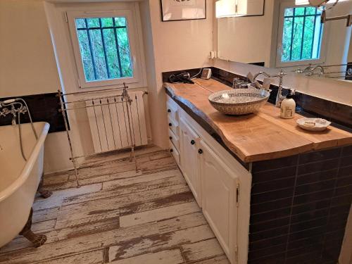 Cuisine ou kitchenette dans l'établissement Le Mas des Cosme