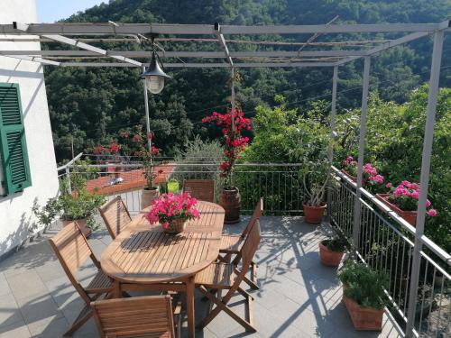 a patio with a table and chairs and flowers at Casa Andreina in Salto