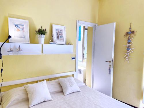 1 dormitorio con 1 cama con 2 almohadas en La Casa di Lenù, en Riomaggiore