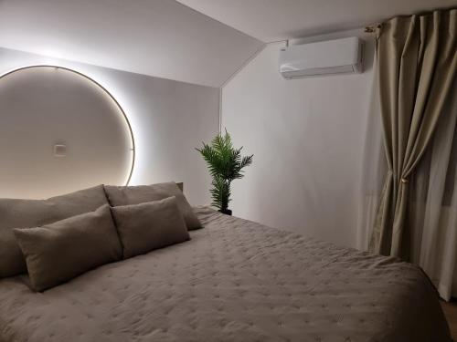 una camera con un grande letto e uno specchio di Apartma Katarina a Bled
