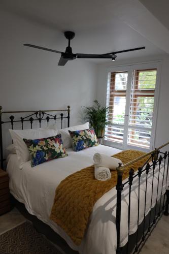 1 dormitorio con 1 cama grande con manta marrón en The Paarl Grand, en Paarl