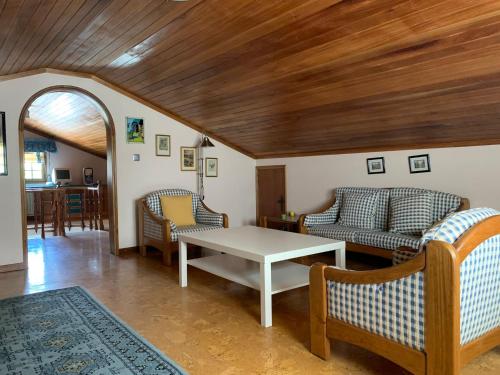 - un salon avec deux canapés et une table dans l'établissement Alojamiento San Miguel, à Monção