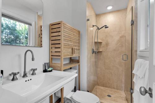 Un baño con lavabo, inodoro y ducha. en Luxury 3 Bedroom Home 5 minutes to Ocean with Heated Pool, en Hollywood