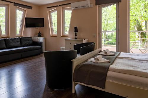 1 dormitorio con 1 cama y sala de estar en Accomo Apartmanház en Siófok