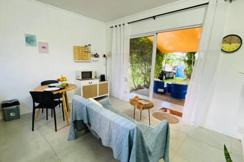 馬埃堡的住宿－Ecozy studio，厨房以及带桌子和窗户的用餐室。