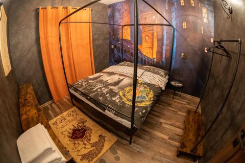 Tempat tidur dalam kamar di Apartmány U Hrocha