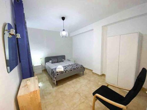 una camera con un letto e una sedia di APT en centro fútbol 1min Playa 10min a Villareal