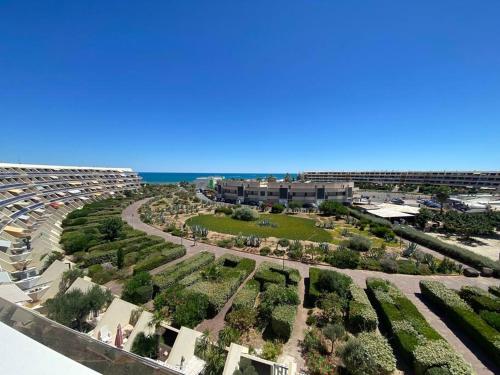 - une vue aérienne sur un parc en face de l'océan dans l'établissement Appart 408, Héliopolis K au village naturiste, au Cap d'Agde