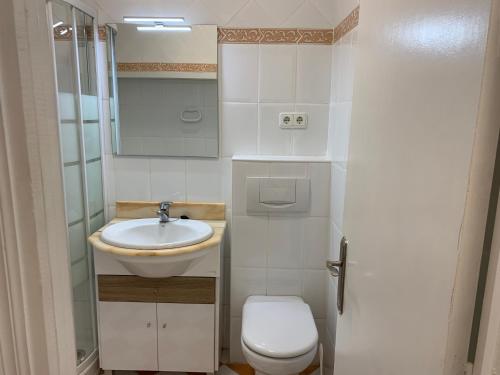 mała łazienka z umywalką i toaletą w obiekcie Estudio Granada w mieście Nerja