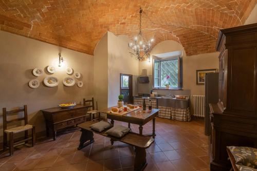 a living room with a table and a kitchen at L'Arboreto in Poppi