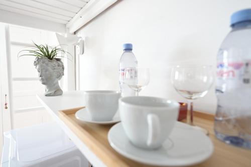 - un comptoir de cuisine avec 2 tasses et des verres à vin dans l'établissement Le studio d'Émilie, à Paris