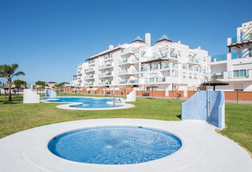 uma piscina em frente a um grande edifício de apartamentos em Pierre & Vacances Almeria Roquetas de Mar em Roquetas de Mar