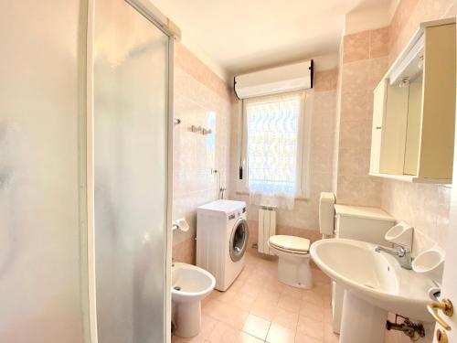 een badkamer met een wastafel en een douche bij Residence Cristoforo Colombo - Carraro Immobiliare - Family Apartments in Caorle