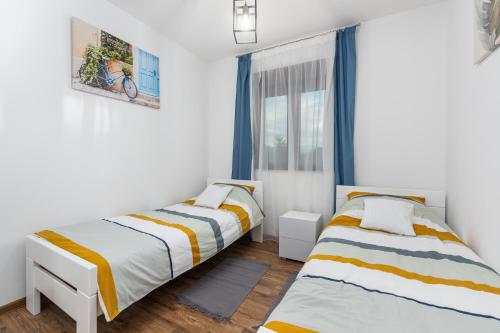 1 Schlafzimmer mit 2 Betten und einem Fenster in der Unterkunft Bibali in Buje