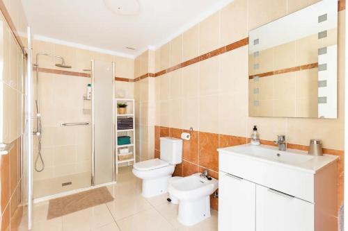 y baño con aseo, ducha y lavamanos. en Amplio y cómodo apartamento en Callao Salvaje., en Callao Salvaje