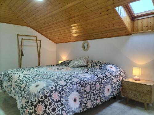 1 dormitorio con cama y techo de madera en Casa Bascuas en Portonovo