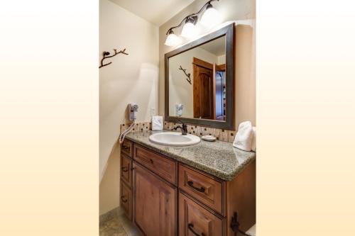 ein Bad mit einem Waschbecken und einem Spiegel in der Unterkunft Bear Claw 413 - Bear Claw II Building in Steamboat Springs