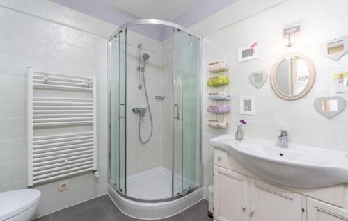 een badkamer met een glazen douche en een wastafel bij Azzurra in Jakići