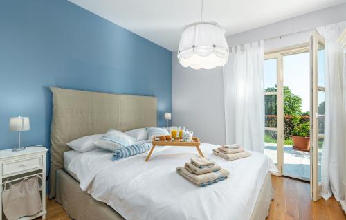 een blauwe slaapkamer met een bed met een tafel erop bij Azzurra in Jakići