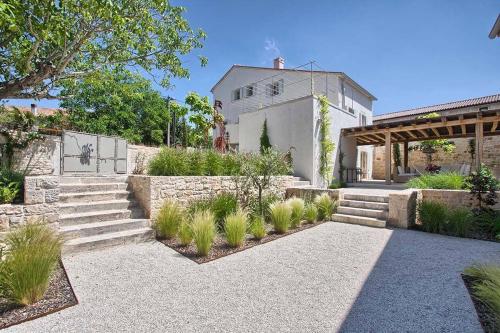 a garden with stairs and a stone wall at Charlotta in Radovani