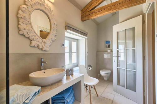 a bathroom with a sink and a mirror on the wall at Charlotta in Radovani