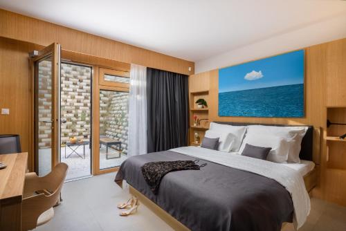 Un dormitorio con una cama y un escritorio y una ventana. en Bura, en Marusici 
