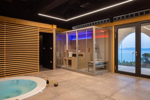 Un baño con bañera y vista al mar. en Bura, en Marusici 