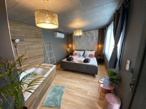 un soggiorno con divano e tavolo di Loft Paradise a Győr