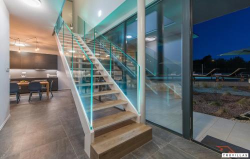 a staircase in a house with a dining room at Caeli in Petehi
