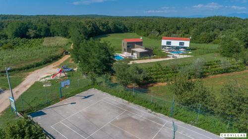 an overhead view of a tennis court and a house at Caeli in Petehi
