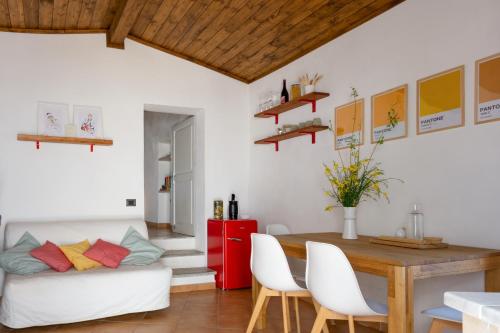 - un salon avec une table et un canapé dans l'établissement La terrazza sul Lete, à Prata Sannita