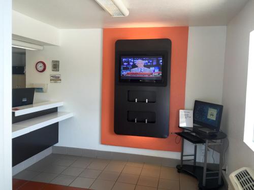 Télévision ou salle de divertissement dans l'établissement Motel 6-Ardmore, OK