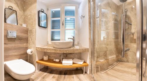 een badkamer met een wastafel en een douche bij Joe in Čilipi