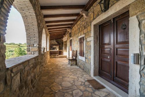 an entrance to a house with a wooden door at Monte in Momjan