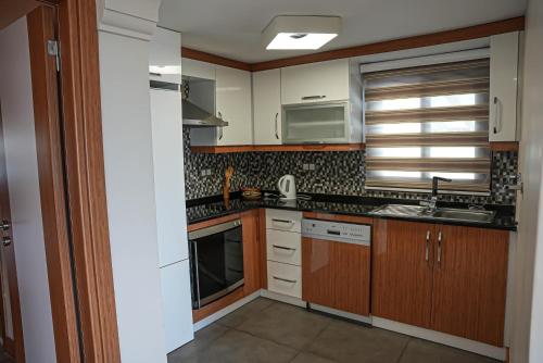 een keuken met een wastafel en een fornuis top oven bij ForYou OtuzBeş in Izmir