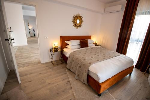 Una cama o camas en una habitación de The CLOCK