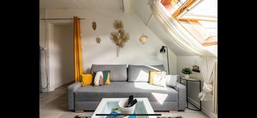 un salon avec un canapé et une table dans l'établissement 3 pièces centre ville ville pittoresques parking gratuit à 5 minutes à pied, à Obernai