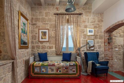 a bedroom with a bed and a window at Vis in Vis