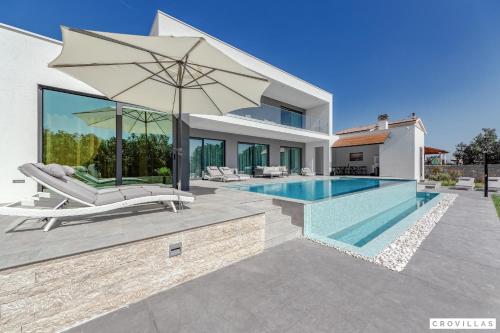 Casa con piscina y sombrilla en Velika, en Štokovci