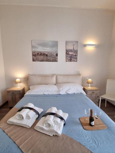 sypialnia z łóżkiem z ręcznikami w obiekcie Il posto giusto w mieście La Spezia