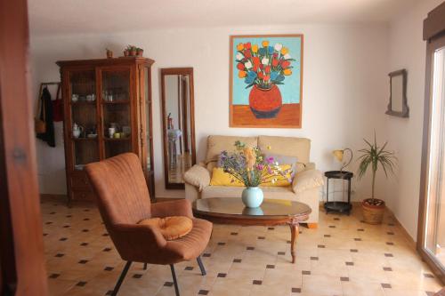 - un salon avec un canapé et une table dans l'établissement Casa Indalina apartamento con parking privado incluido, à Mojácar