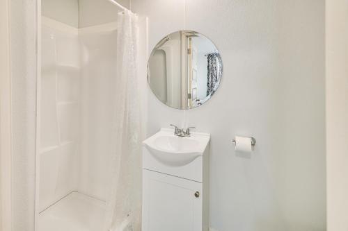Baño blanco con lavabo y espejo en Myrtle Beach Abode Near Amusement Parks and Beaches!, en Myrtle Beach