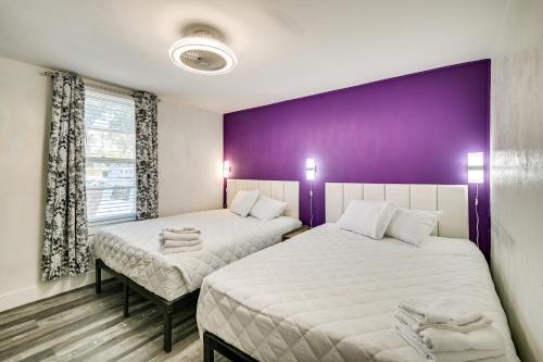 2 camas en una habitación con una pared púrpura en Myrtle Beach Abode Near Amusement Parks and Beaches!, en Myrtle Beach