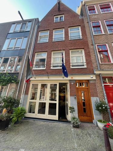 阿姆斯特丹的住宿－Amsterdam-bnb，前面有旗帜的建筑