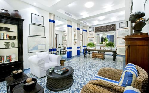 a living room filled with furniture and a table at Casas del XVI in Santo Domingo
