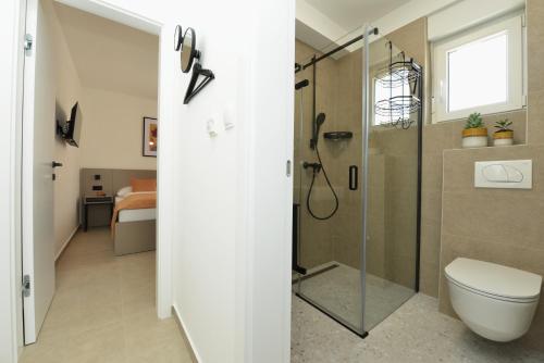 Ένα μπάνιο στο Apartment MI Čiovo with private HOT TUB and garden