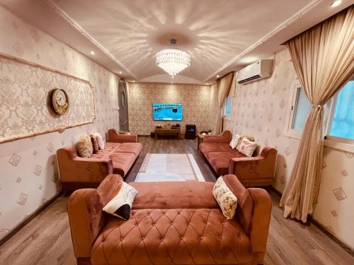 a living room with couches and a flat screen tv at شقة فندقية استديو بطحاءقريش مكة in Makkah