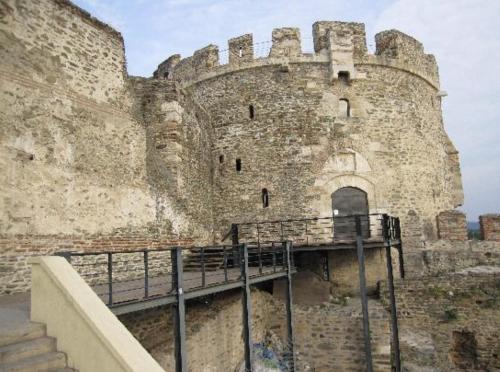 an old castle with a staircase in front of it at Dellmar Apartment in Perea