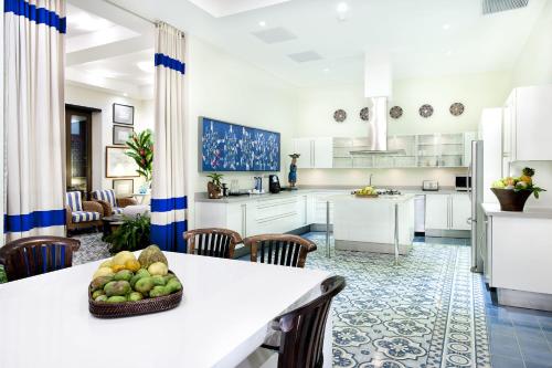 a kitchen with a table with a bowl of fruit on it at Casas del XVI in Santo Domingo
