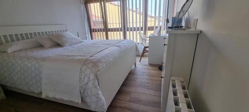 um quarto com uma cama e uma televisão numa mesa em Apartamentos Les Texuques em Nueva de Llanes